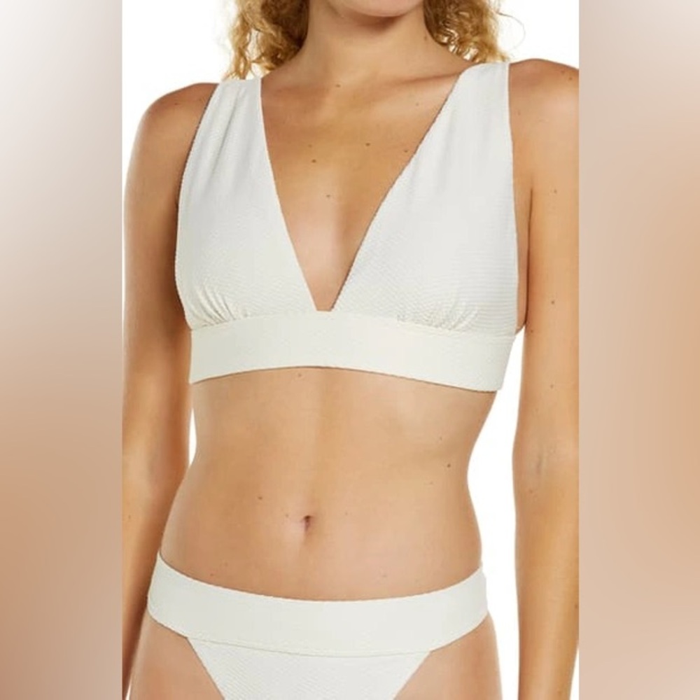 Chelsea28
Textured Plunge Bikini